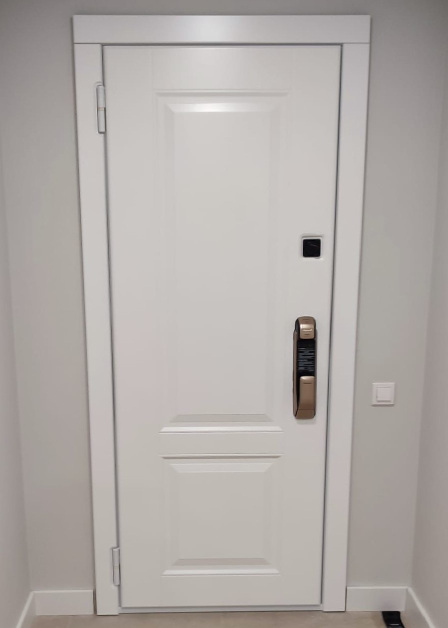 Белая дверь в классическом стиле