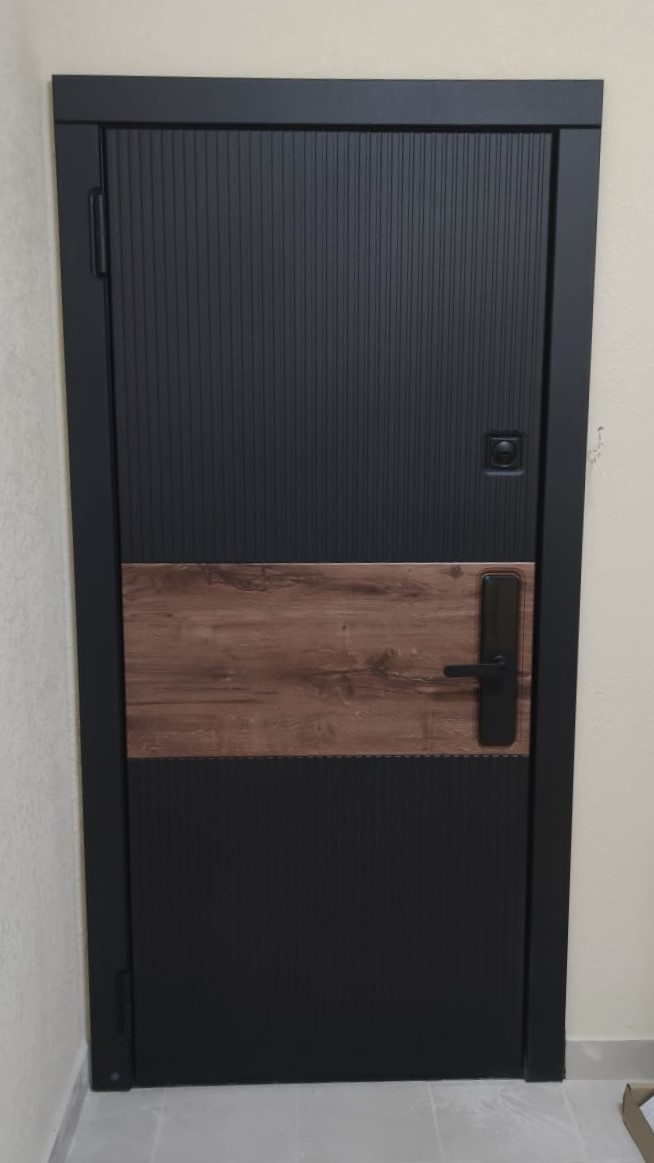 Дверь в квартиру с умным замком