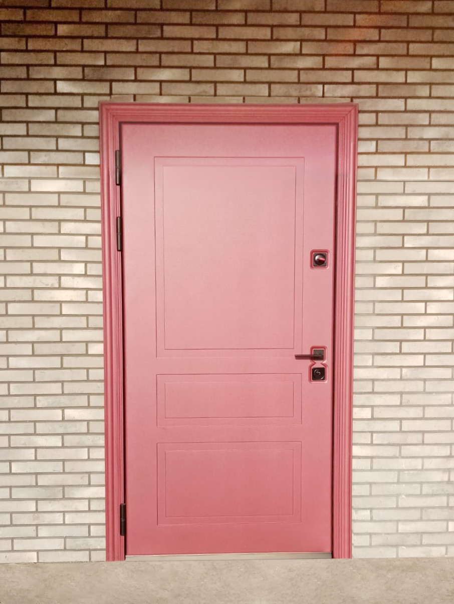 Яркая входная дверь в дом